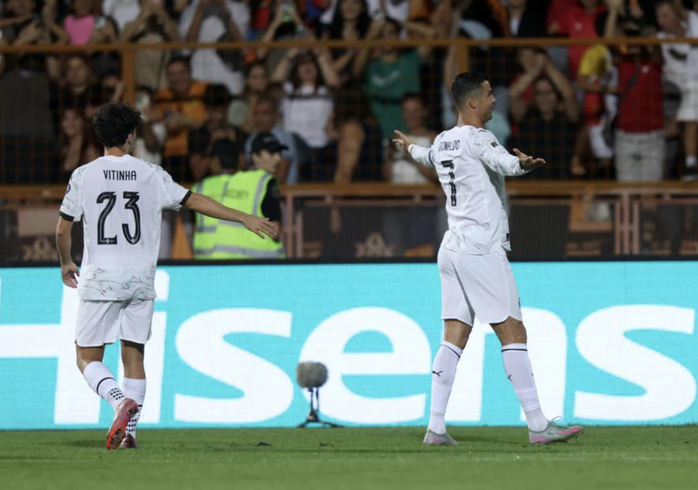 Ronaldo 40 tuổi "gánh hàng công", Bồ Đào Nha thắng Armenia 5-0- Ảnh 4. Ronaldo 40 tuổi "gánh hàng công", Bồ Đào Nha thắng Armenia 5-0- Ảnh 4.