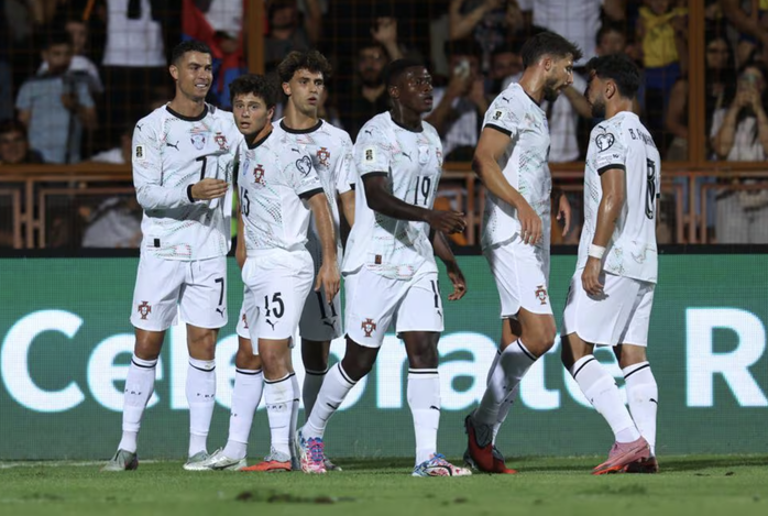 Ronaldo 40 tuổi "gánh hàng công", Bồ Đào Nha thắng Armenia 5-0- Ảnh 5. Ronaldo 40 tuổi "gánh hàng công", Bồ Đào Nha thắng Armenia 5-0- Ảnh 5.