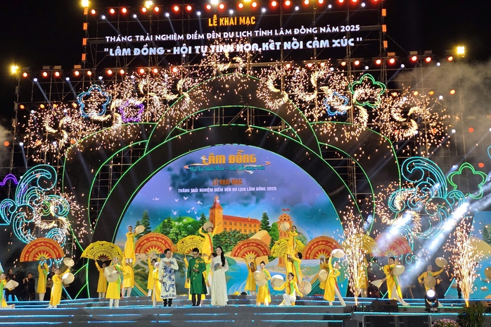 Ngàn người đội mưa xem khai mạc tháng trải nghiệm du lịch Lâm Đồng năm 2025- Ảnh 3. Ngàn người đội mưa xem khai mạc tháng trải nghiệm du lịch Lâm Đồng năm 2025- Ảnh 3.