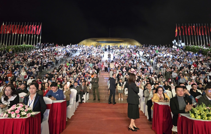 Ngàn người đội mưa xem khai mạc tháng trải nghiệm du lịch Lâm Đồng năm 2025- Ảnh 1. Ngàn người đội mưa xem khai mạc tháng trải nghiệm du lịch Lâm Đồng năm 2025- Ảnh 1.