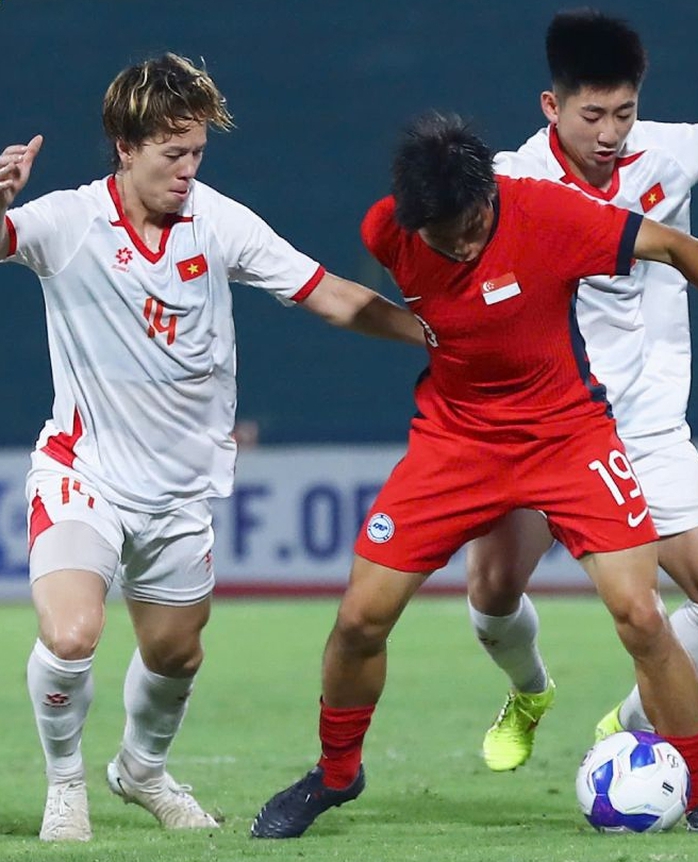 Thắng nhọc Singapore, U23 Việt Nam vững ngôi đầu bảng - Ảnh 2.