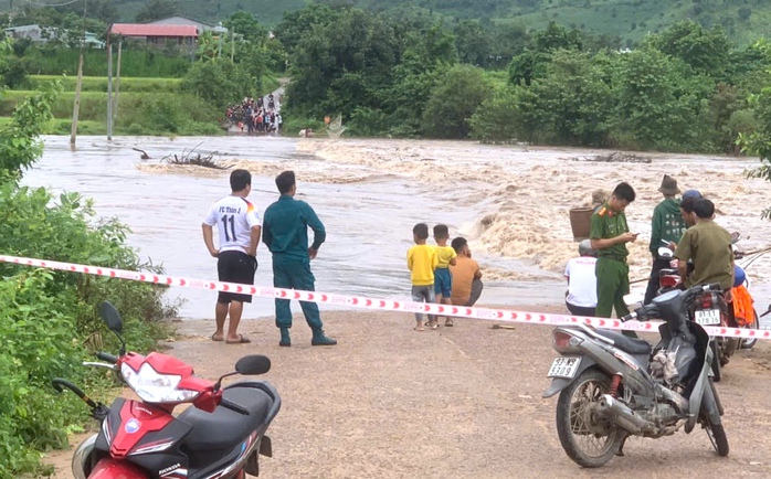 Nước lũ đổ về Gia Lai , 341 hộ dân bị chia cắt trong mưa lớn - Ảnh 2.