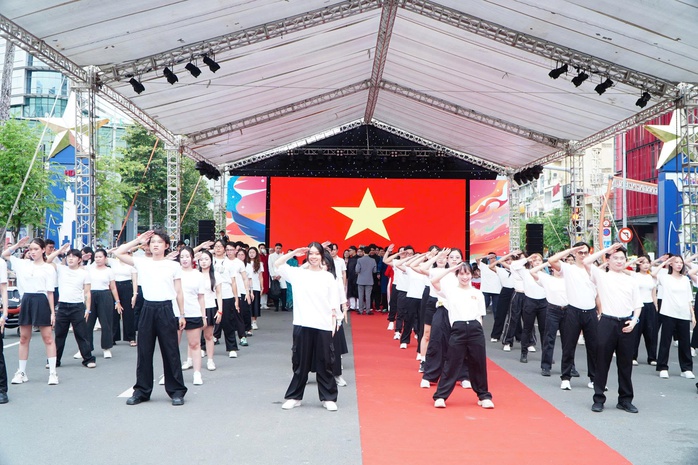 Hình ảnh buổi chiều sôi động trên đường Lê Lợi, TP HCM - Ảnh 5. Hình ảnh buổi chiều sôi động trên đường Lê Lợi, TP HCM - Ảnh 5.
