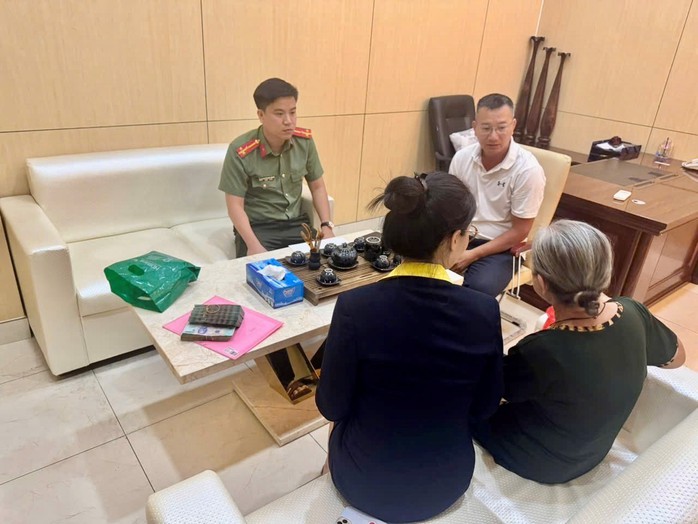 Ngăn kịp cụ bà chuẩn bị chuyển gần nửa tỉ đồng cho người lạ- Ảnh 1. Ngăn kịp cụ bà chuẩn bị chuyển gần nửa tỉ đồng cho người lạ- Ảnh 1.
