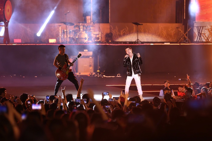 Hàng ngàn khán giả cuồng nhiệt với "Rock Concert - Trái tim Việt Nam"- Ảnh 6. Hàng ngàn khán giả cuồng nhiệt với "Rock Concert - Trái tim Việt Nam"- Ảnh 6.
