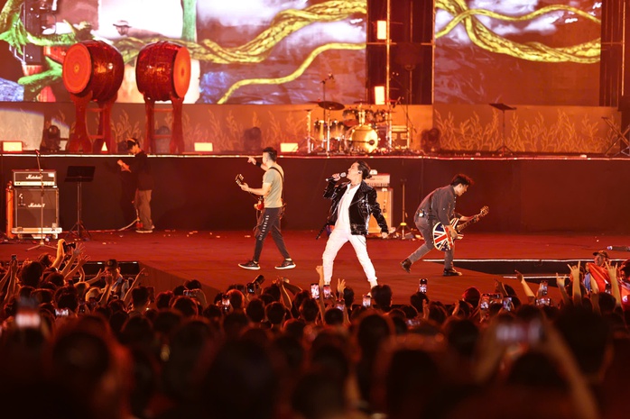 Hàng ngàn khán giả cuồng nhiệt với "Rock Concert - Trái tim Việt Nam"- Ảnh 7. Hàng ngàn khán giả cuồng nhiệt với "Rock Concert - Trái tim Việt Nam"- Ảnh 7.