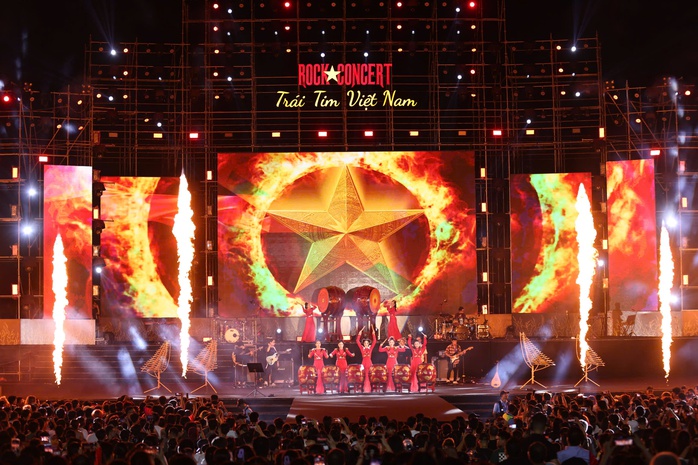 Hàng ngàn khán giả cuồng nhiệt với "Rock Concert - Trái tim Việt Nam"- Ảnh 8. Hàng ngàn khán giả cuồng nhiệt với "Rock Concert - Trái tim Việt Nam"- Ảnh 8.