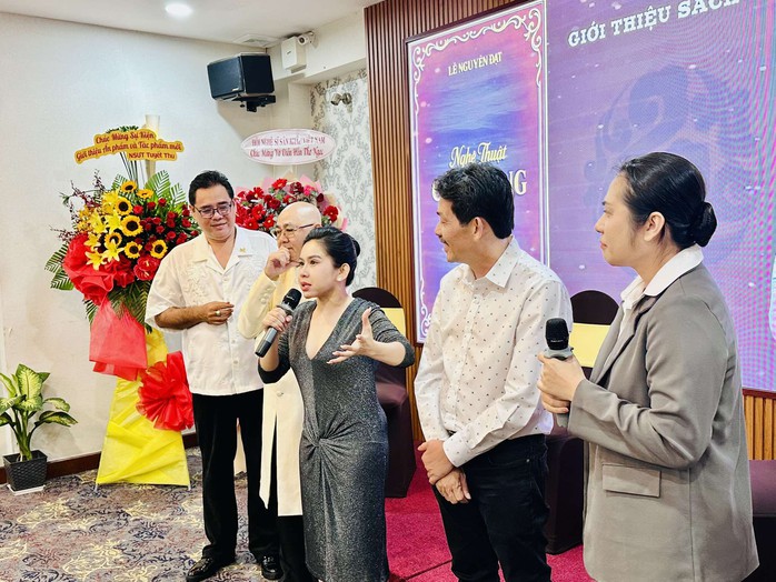 Ra mắt sách và vở "Hồn thơ ngọc" tưởng nhớ tác giả Lê Duy Hạnh - Ảnh 11.