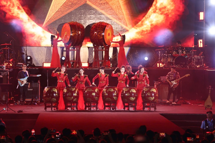 Hàng ngàn khán giả cuồng nhiệt với "Rock Concert - Trái tim Việt Nam"- Ảnh 2. Hàng ngàn khán giả cuồng nhiệt với "Rock Concert - Trái tim Việt Nam"- Ảnh 2.