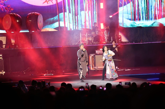 Hàng ngàn khán giả cuồng nhiệt với "Rock Concert - Trái tim Việt Nam"- Ảnh 4. Hàng ngàn khán giả cuồng nhiệt với "Rock Concert - Trái tim Việt Nam"- Ảnh 4.