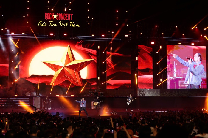 Hàng ngàn khán giả cuồng nhiệt với "Rock Concert - Trái tim Việt Nam"- Ảnh 9. Hàng ngàn khán giả cuồng nhiệt với "Rock Concert - Trái tim Việt Nam"- Ảnh 9.