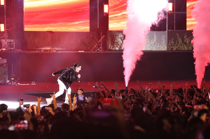 Hàng ngàn khán giả cuồng nhiệt với "Rock Concert - Trái tim Việt Nam"- Ảnh 1. Hàng ngàn khán giả cuồng nhiệt với "Rock Concert - Trái tim Việt Nam"- Ảnh 1.