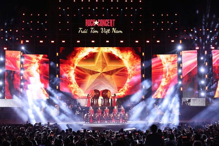 Hàng ngàn khán giả cuồng nhiệt với "Rock Concert - Trái tim Việt Nam"- Ảnh 10. Hàng ngàn khán giả cuồng nhiệt với "Rock Concert - Trái tim Việt Nam"- Ảnh 10.