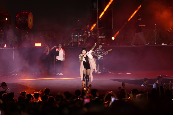 Hàng ngàn khán giả cuồng nhiệt với "Rock Concert - Trái tim Việt Nam"- Ảnh 3. Hàng ngàn khán giả cuồng nhiệt với "Rock Concert - Trái tim Việt Nam"- Ảnh 3.