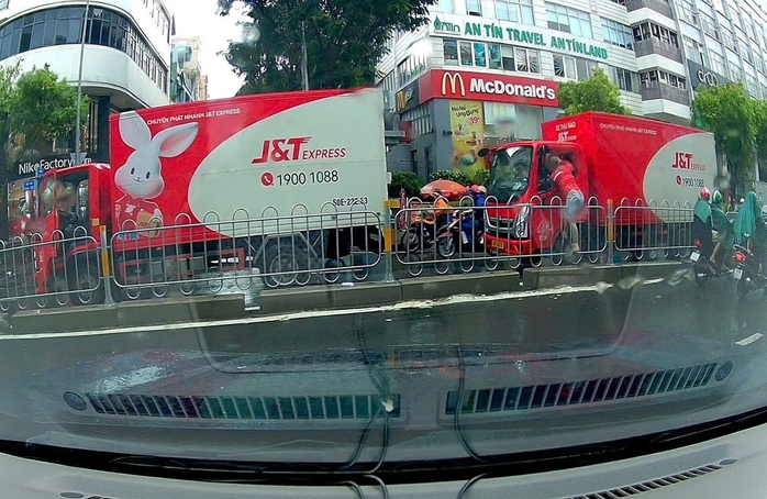 Tài xế J&T Express đánh đồng nghiệp ngay giữa đường tại TP HCM - Ảnh 1. Tài xế J&T Express đánh đồng nghiệp ngay giữa đường tại TP HCM - Ảnh 1.