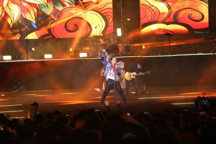 Hàng ngàn khán giả cuồng nhiệt với "Rock Concert - Trái tim Việt Nam"- Ảnh 11. Hàng ngàn khán giả cuồng nhiệt với "Rock Concert - Trái tim Việt Nam"- Ảnh 11.