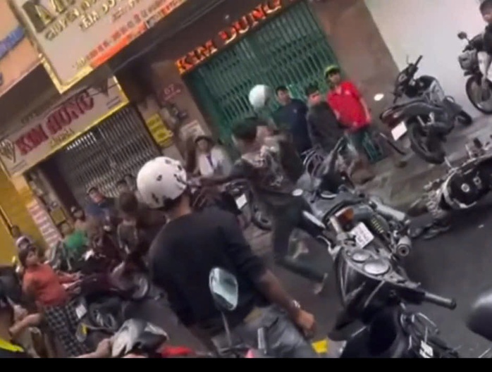 CLIP: Nhóm người đánh nhau giữa đường ở Cà Mau nghi tranh giật đồ cúng "cô hồn" - Ảnh 1.