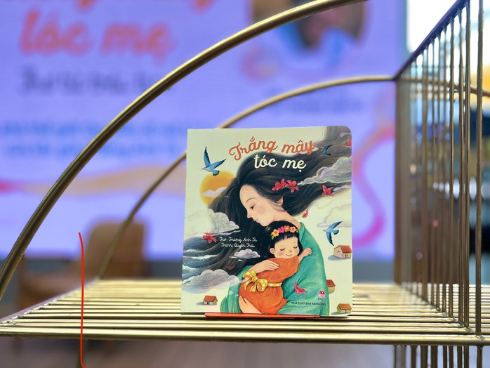 Vẻ đẹp trong veo trong "Trắng mây tóc mẹ" - Ảnh 2. Vẻ đẹp trong veo trong "Trắng mây tóc mẹ" - Ảnh 2.