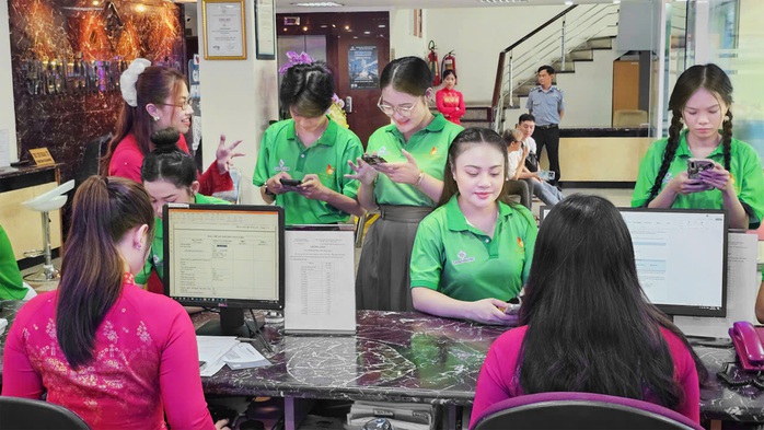 7 thí sinh chung kết Chuông Vàng vọng cổ thăm, tri ân đơn vị 20 năm đồng hành- Ảnh 4. 7 thí sinh chung kết Chuông Vàng vọng cổ thăm, tri ân đơn vị 20 năm đồng hành- Ảnh 4.