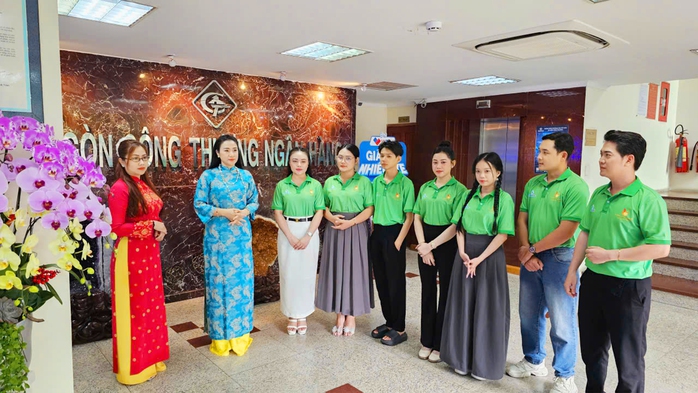 7 thí sinh chung kết Chuông Vàng vọng cổ thăm, tri ân đơn vị 20 năm đồng hành- Ảnh 5. 7 thí sinh chung kết Chuông Vàng vọng cổ thăm, tri ân đơn vị 20 năm đồng hành- Ảnh 5.