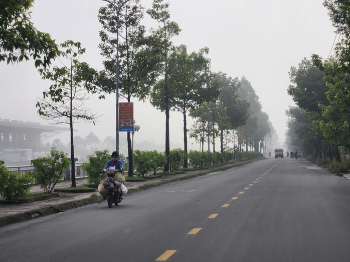 Cần Thơ: Sương mù xuất hiện dày đặc tại nhiều nơi - Ảnh 1.
