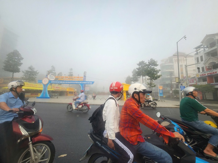 Cần Thơ: Sương mù xuất hiện dày đặc tại nhiều nơi - Ảnh 3.
