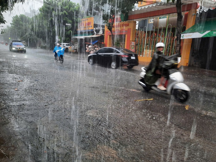Cơn mưa kéo dài ở TP HCM - Ảnh 2.