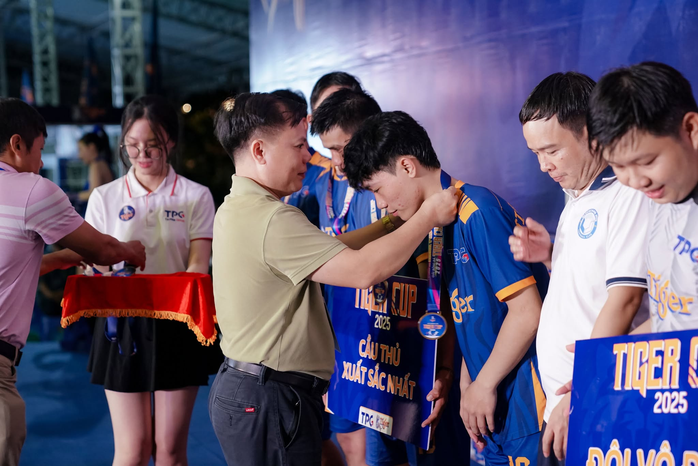 Tony Bình Dương giành cú đúp danh hiệu ở sân chơi “trong lồng” Tiger Cup 2025- Ảnh 2. Tony Bình Dương giành cú đúp danh hiệu ở sân chơi “trong lồng” Tiger Cup 2025- Ảnh 2.