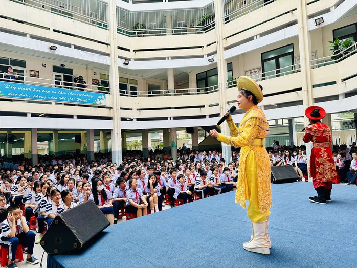 "Sân khấu học đường" khởi động tại TP HCM: Lan tỏa tình yêu âm nhạc và nghệ thuật dân tộc- Ảnh 9. "Sân khấu học đường" khởi động tại TP HCM: Lan tỏa tình yêu âm nhạc và nghệ thuật dân tộc- Ảnh 9.