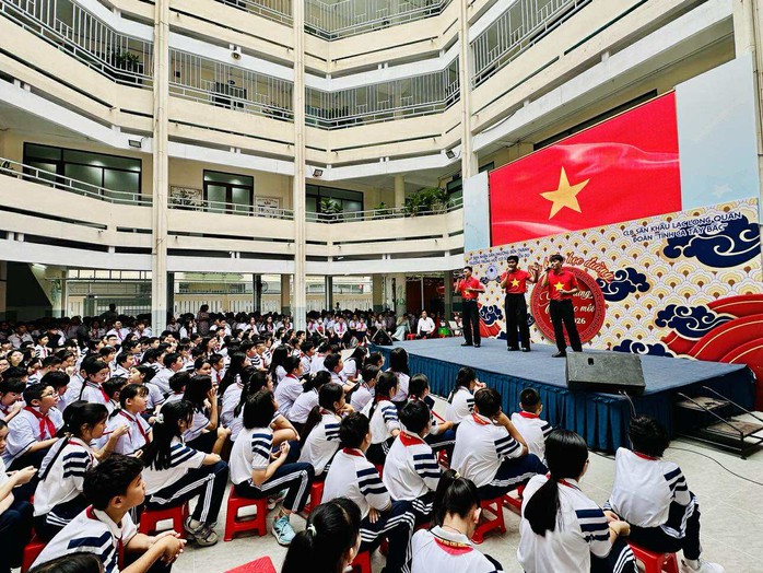 "Sân khấu học đường" khởi động tại TP HCM: Lan tỏa tình yêu âm nhạc và nghệ thuật dân tộc- Ảnh 12. "Sân khấu học đường" khởi động tại TP HCM: Lan tỏa tình yêu âm nhạc và nghệ thuật dân tộc- Ảnh 12.