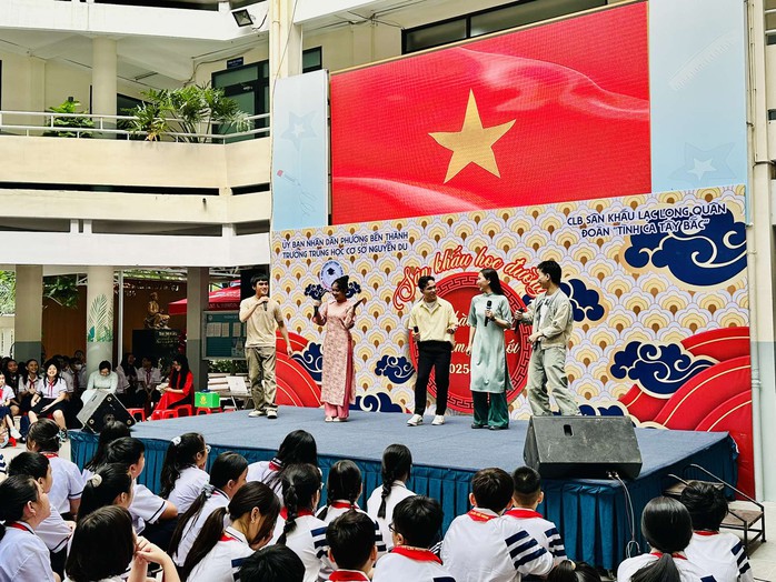 "Sân khấu học đường" khởi động tại TP HCM: Lan tỏa tình yêu âm nhạc và nghệ thuật dân tộc- Ảnh 2. "Sân khấu học đường" khởi động tại TP HCM: Lan tỏa tình yêu âm nhạc và nghệ thuật dân tộc- Ảnh 2.