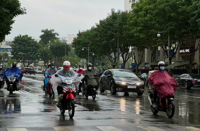 Cơn mưa kéo dài ở TP HCM - Ảnh 1.