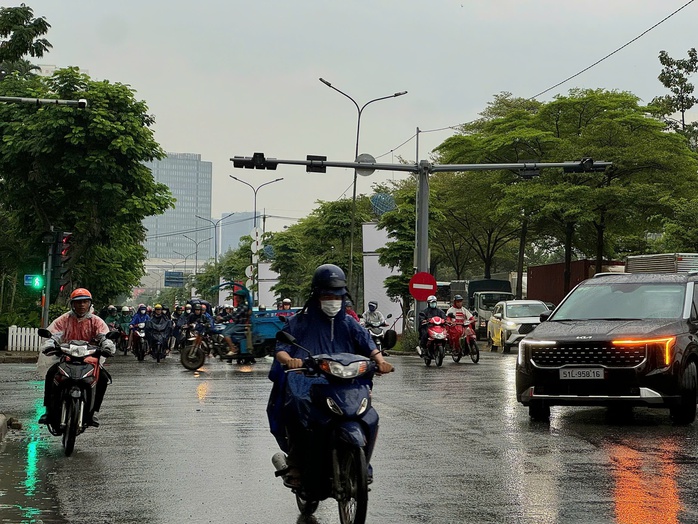 Cơn mưa kéo dài ở TP HCM - Ảnh 3.