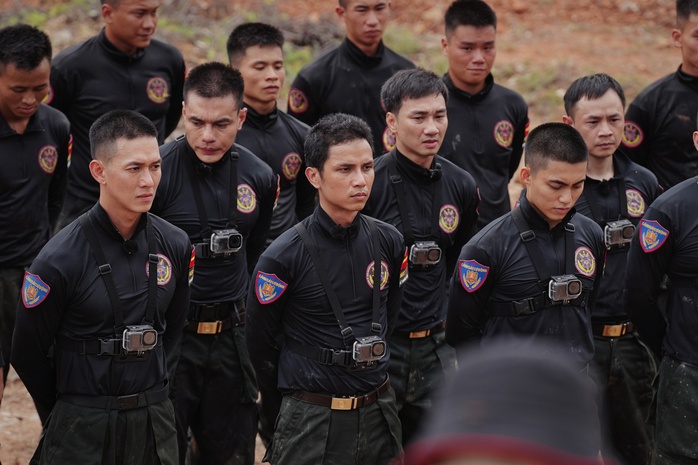 Liên Bỉnh Phát ngồi xe lăn, nói lời chia tay "Chiến sĩ quả cảm"- Ảnh 4. Liên Bỉnh Phát ngồi xe lăn, nói lời chia tay "Chiến sĩ quả cảm"- Ảnh 4.