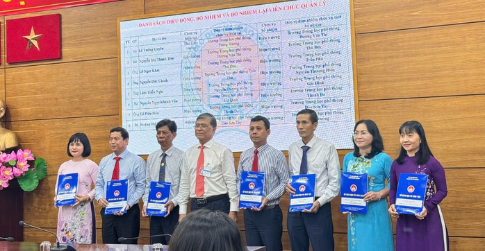 TP HCM: Điều động, bổ nhiệm hàng loạt hiệu trưởng, phó hiệu trưởng các trường THPT - Ảnh 1.