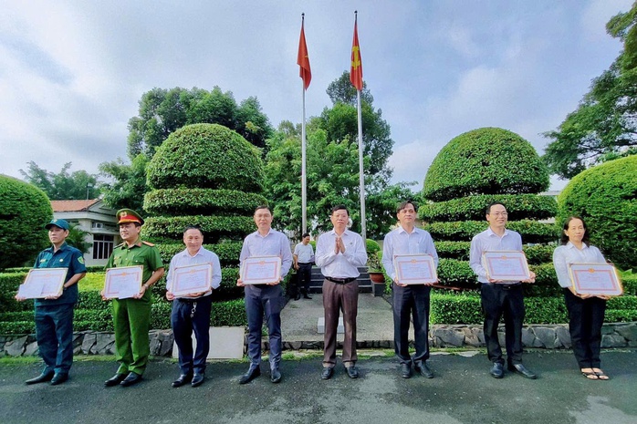 Phường Bình Thạnh khen thưởng cán bộ thực hiện mô hình chính quyền địa phương 2 cấp - Ảnh 1. Phường Bình Thạnh khen thưởng cán bộ thực hiện mô hình chính quyền địa phương 2 cấp - Ảnh 1.