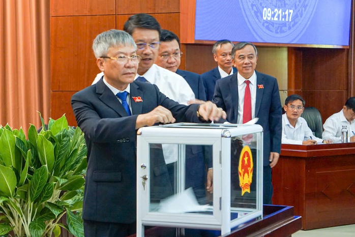 Ông Phạm Đức Ấn được bầu làm Chủ tịch UBND TP Đà Nẵng nhiệm kỳ 2021 - 2026 - Ảnh 3. Ông Phạm Đức Ấn được bầu làm Chủ tịch UBND TP Đà Nẵng nhiệm kỳ 2021 - 2026 - Ảnh 3.