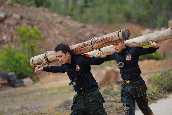 Liên Bỉnh Phát ngồi xe lăn, nói lời chia tay "Chiến sĩ quả cảm"- Ảnh 1. Liên Bỉnh Phát ngồi xe lăn, nói lời chia tay "Chiến sĩ quả cảm"- Ảnh 1.