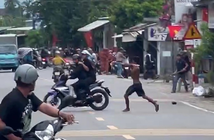 Xuyên đêm truy bắt kẻ cầm dao đuổi chém người đi đường- Ảnh 1. Xuyên đêm truy bắt kẻ cầm dao đuổi chém người đi đường- Ảnh 1.