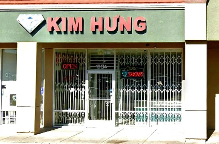 Tiệm vàng Kim Hưng ở California - Mỹ bị cướp táo tợn- Ảnh 1. Tiệm vàng Kim Hưng ở California - Mỹ bị cướp táo tợn- Ảnh 1.