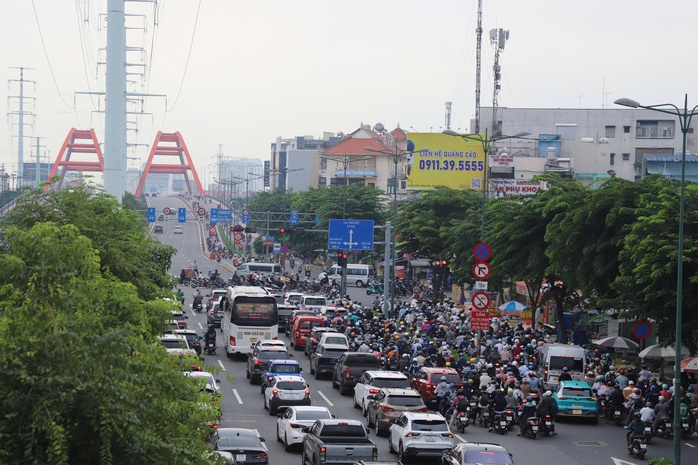 Ùn tắc giao thông nghiêm trọng trên Phạm Văn Đồng sáng đầu tuần khiến người dân khổ sở - Ảnh 2. Ùn tắc giao thông nghiêm trọng trên Phạm Văn Đồng sáng đầu tuần khiến người dân khổ sở - Ảnh 2.