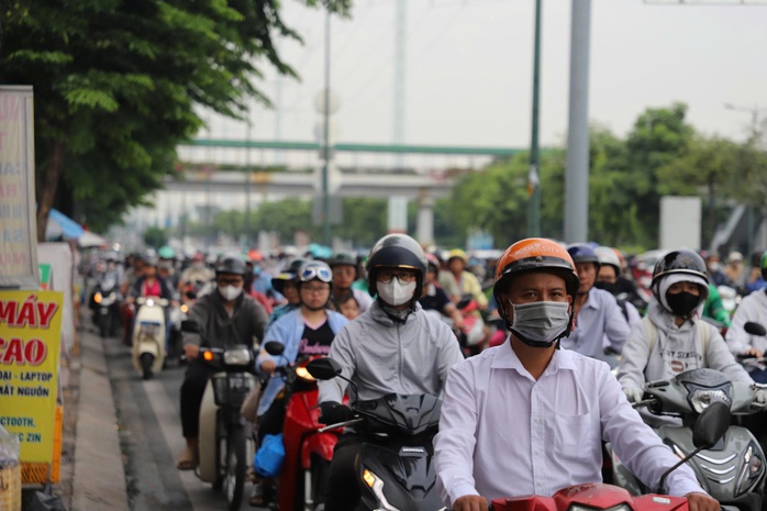 Ùn tắc giao thông nghiêm trọng trên Phạm Văn Đồng sáng đầu tuần khiến người dân khổ sở - Ảnh 9. Ùn tắc giao thông nghiêm trọng trên Phạm Văn Đồng sáng đầu tuần khiến người dân khổ sở - Ảnh 9.