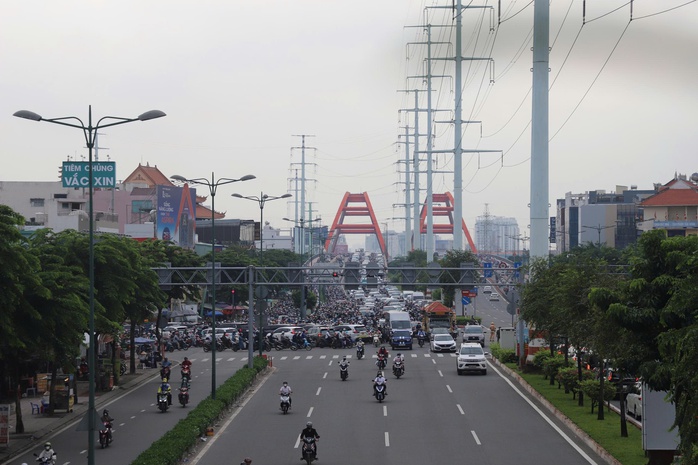 Ùn tắc giao thông nghiêm trọng trên Phạm Văn Đồng sáng đầu tuần khiến người dân khổ sở - Ảnh 6. Ùn tắc giao thông nghiêm trọng trên Phạm Văn Đồng sáng đầu tuần khiến người dân khổ sở - Ảnh 6.