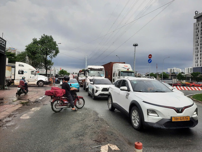 TP HCM: Hiện trường tai nạn liên hoàn trên cầu Phú Hữu, giao thông ùn ứ- Ảnh 6. TP HCM: Hiện trường tai nạn liên hoàn trên cầu Phú Hữu, giao thông ùn ứ- Ảnh 6.