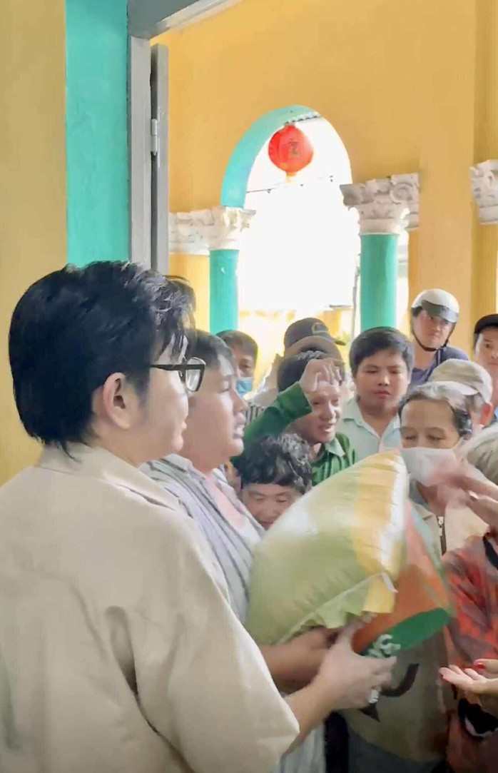 NSƯT Vũ Luân, ca sĩ Phạm Anh Tuấn trao quà cho bà con nghèo Mùa Vu Lan- Ảnh 2. NSƯT Vũ Luân, ca sĩ Phạm Anh Tuấn trao quà cho bà con nghèo Mùa Vu Lan- Ảnh 2.