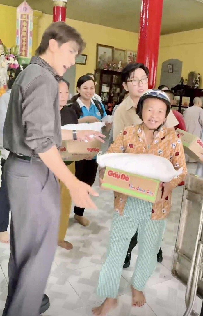 NSƯT Vũ Luân, ca sĩ Phạm Anh Tuấn trao quà cho bà con nghèo Mùa Vu Lan- Ảnh 5. NSƯT Vũ Luân, ca sĩ Phạm Anh Tuấn trao quà cho bà con nghèo Mùa Vu Lan- Ảnh 5.