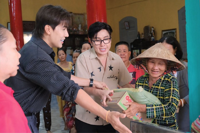 NSƯT Vũ Luân, ca sĩ Phạm Anh Tuấn trao quà cho bà con nghèo Mùa Vu Lan- Ảnh 1. NSƯT Vũ Luân, ca sĩ Phạm Anh Tuấn trao quà cho bà con nghèo Mùa Vu Lan- Ảnh 1.