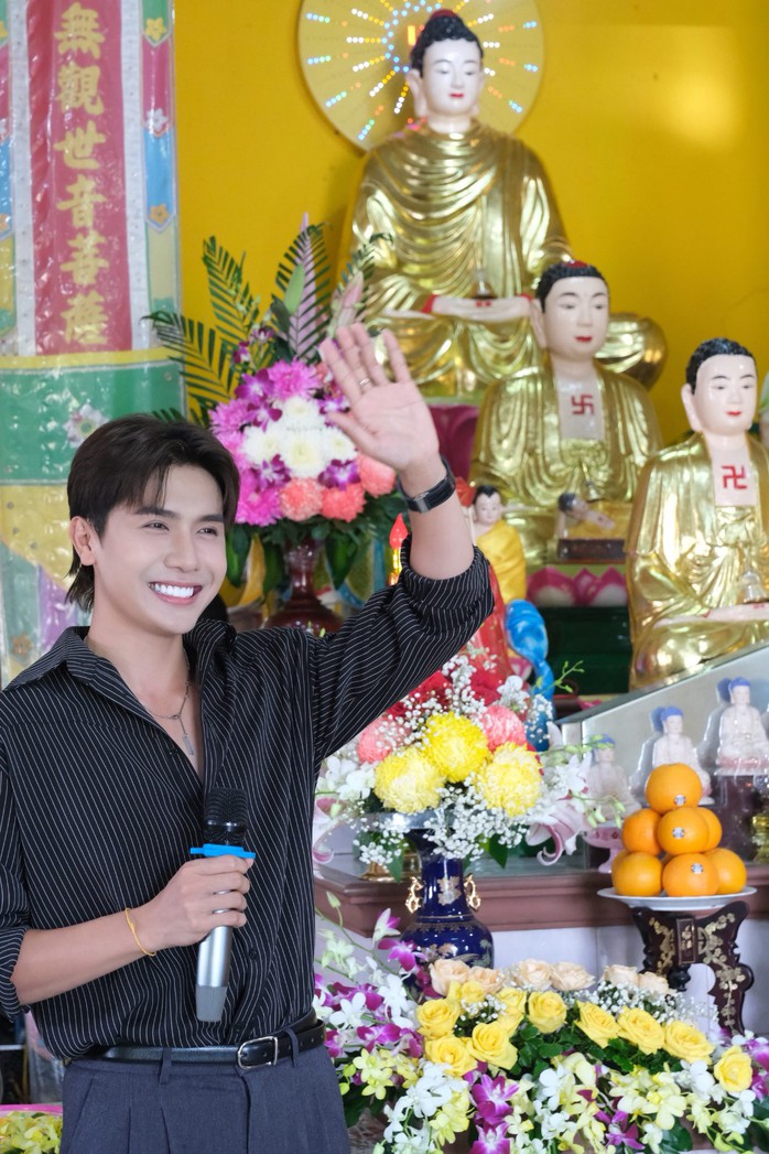 NSƯT Vũ Luân, ca sĩ Phạm Anh Tuấn trao quà cho bà con nghèo Mùa Vu Lan- Ảnh 3. NSƯT Vũ Luân, ca sĩ Phạm Anh Tuấn trao quà cho bà con nghèo Mùa Vu Lan- Ảnh 3.