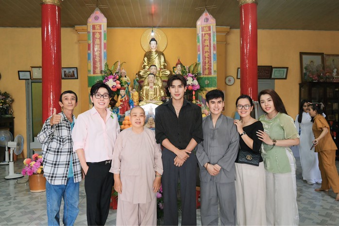 NSƯT Vũ Luân, ca sĩ Phạm Anh Tuấn trao quà cho bà con nghèo Mùa Vu Lan- Ảnh 4. NSƯT Vũ Luân, ca sĩ Phạm Anh Tuấn trao quà cho bà con nghèo Mùa Vu Lan- Ảnh 4.