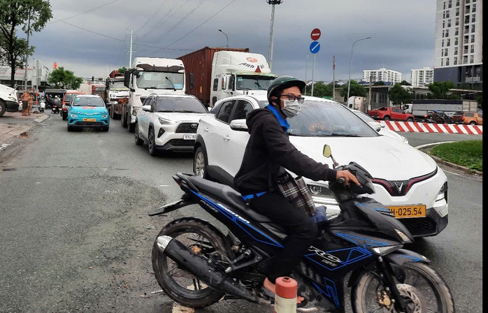 TP HCM: Hiện trường tai nạn liên hoàn trên cầu Phú Hữu, giao thông ùn ứ- Ảnh 4. TP HCM: Hiện trường tai nạn liên hoàn trên cầu Phú Hữu, giao thông ùn ứ- Ảnh 4.
